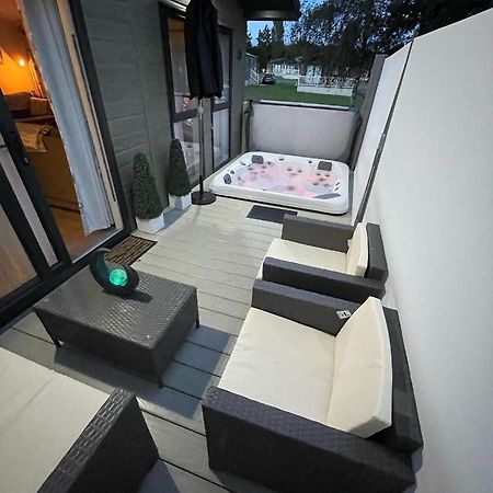 Reynards Retreat Lodge With Hot Tub Barmby on the Moor Luaran gambar
