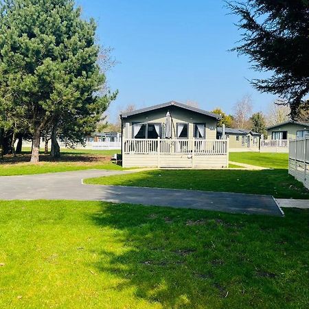 Reynards Retreat Lodge With Hot Tub Barmby on the Moor Luaran gambar