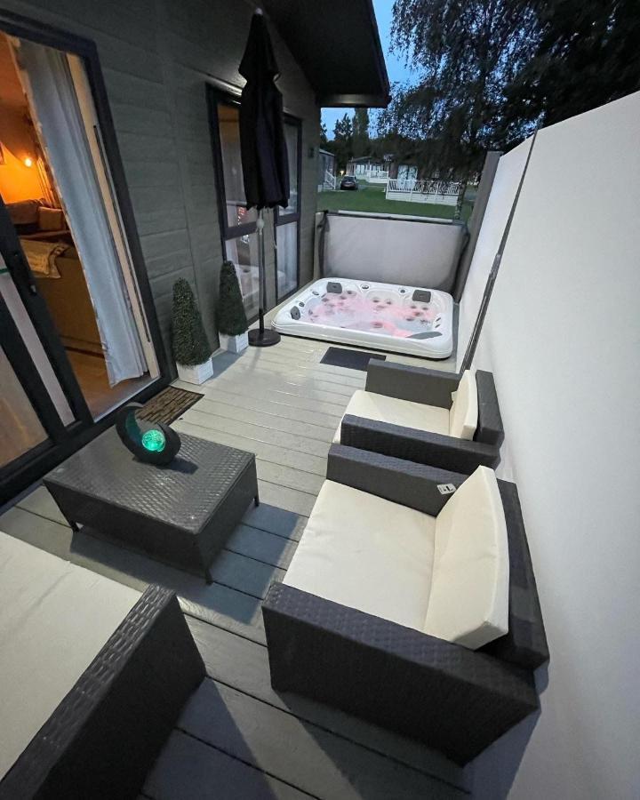 Reynards Retreat Lodge With Hot Tub Barmby on the Moor Luaran gambar