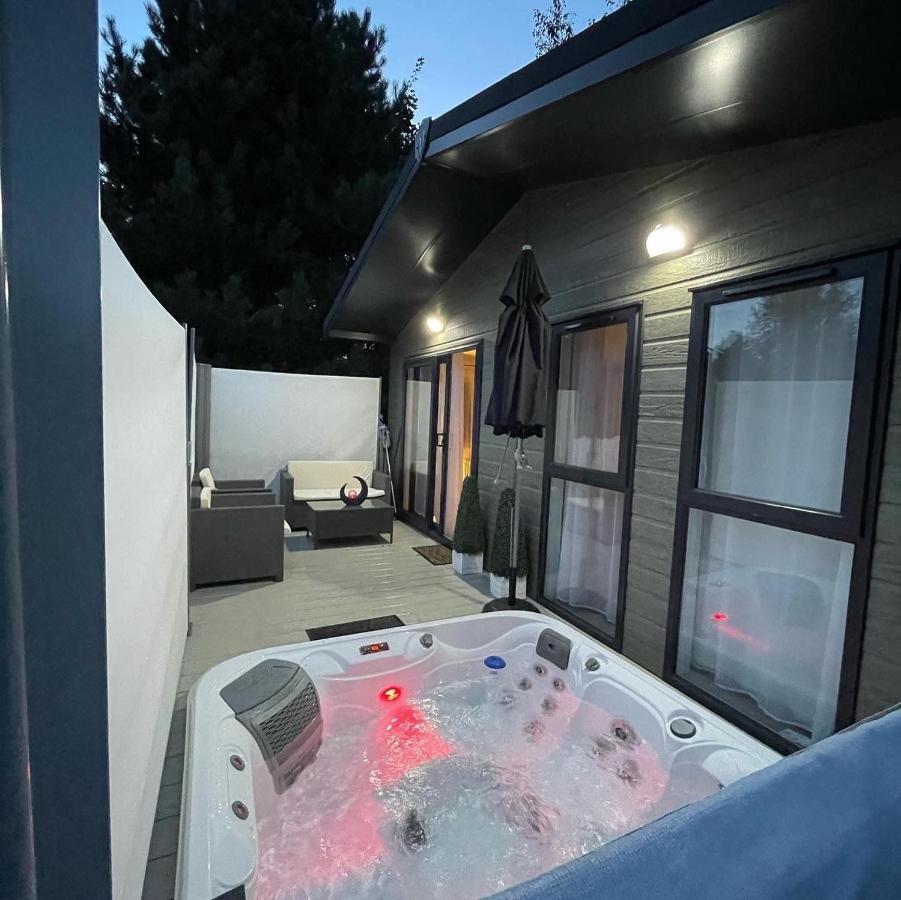 Reynards Retreat Lodge With Hot Tub Barmby on the Moor Luaran gambar