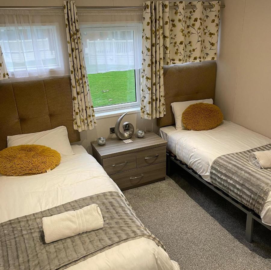 Reynards Retreat Lodge With Hot Tub Barmby on the Moor Luaran gambar