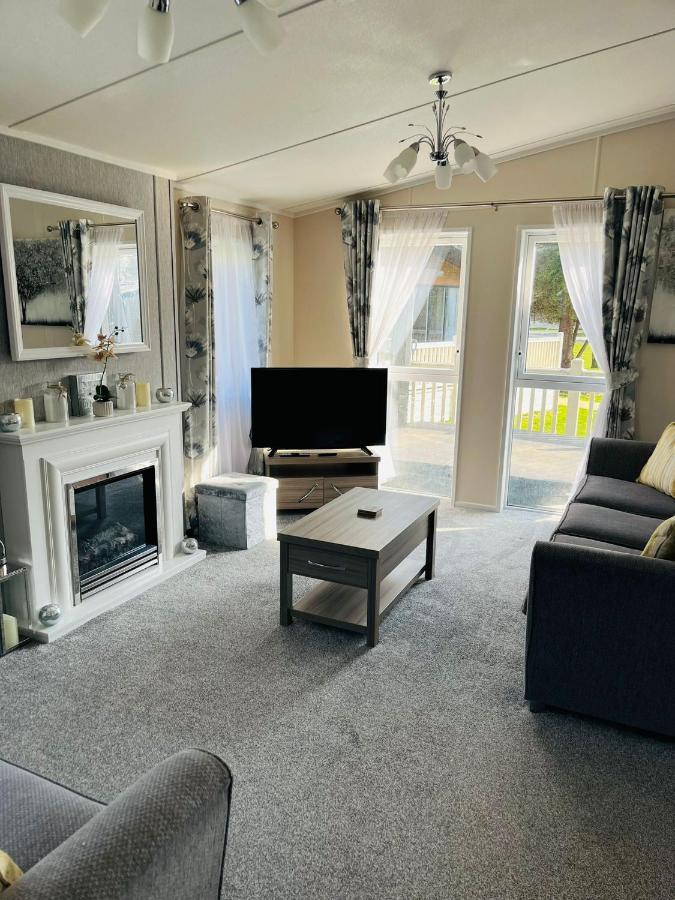 Reynards Retreat Lodge With Hot Tub Barmby on the Moor Luaran gambar